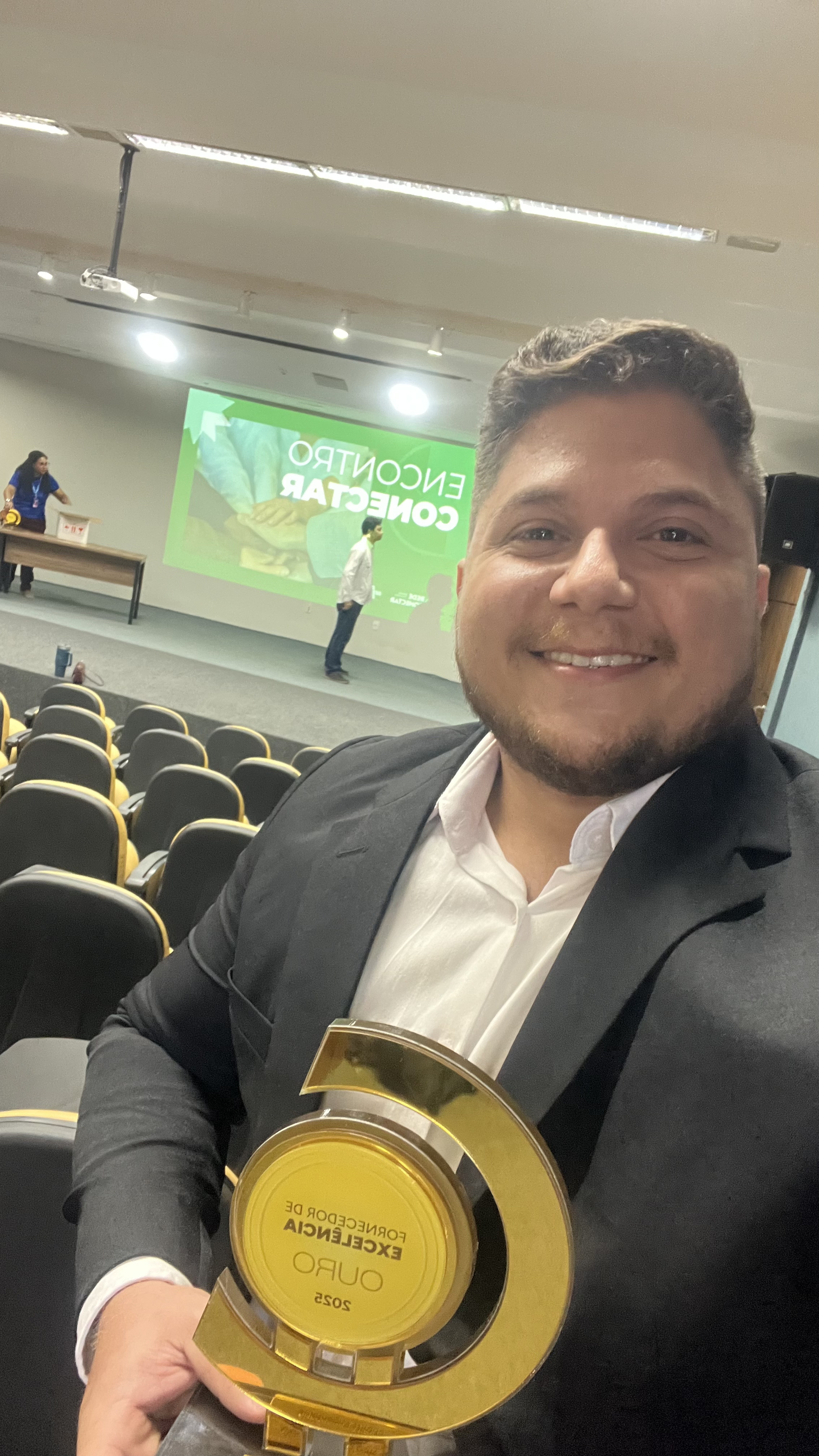 Lucas Schmitt com o reconhecimento Fornecedor de Excelência do Sebrae Tocantins